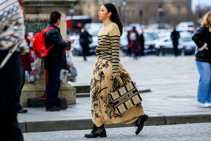 yuyu zhangzou, beige skirt, beige pullover, beige bag, long skirt, striped pullover, black skirt, black pullover, black bag, striped bag, floral printed skirt, dior bag, dior pullover, dior skirt, dior total look, shopping bag, hand bag, black leather boots, openwork boots, fishnet shoes, flat boots, laced boots, fashion week, frenchystyle, FW, jonathan paciullo, street style, PFW, PARIS, AUTUMN WINTER 2020-2021, FALL WINTER 2020-2021, FW 20-21, horizontal, full length, atmosphere details