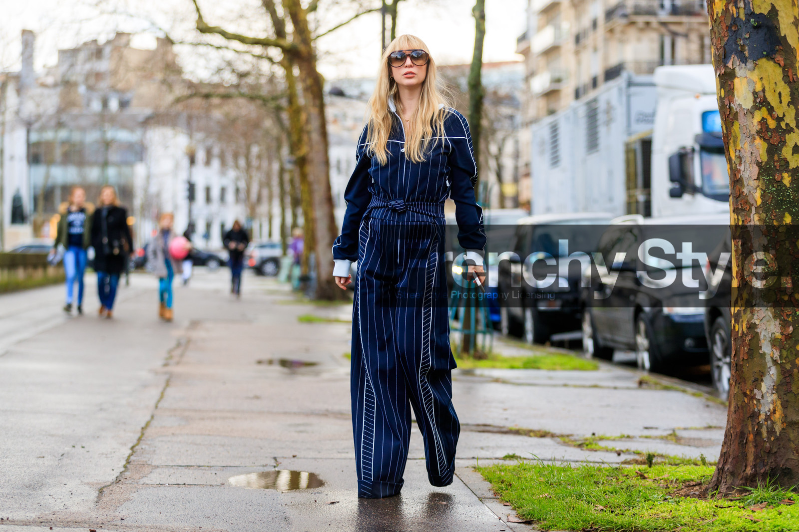 blue jumpsuit, graphic jumpsuit, graphic pants, printed jumpsuit, printed pants, striped jumpsuit, sunglasses, trousers, street style, jonathan paciullo, FW, frenchystyle, fashion week, PFW, PARIS, AUTUMN WINTER 2018-2019, FALL WINTER 2018-2019, FW 18-19, horizontal, atmosphere details, full length, kerry pieri