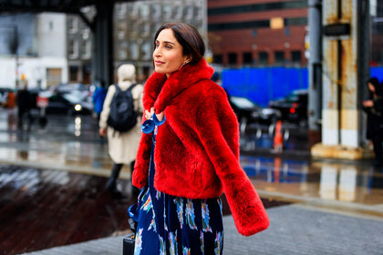 blue dress, fur jacket, over the shoulder, printed dress, red fur, red jacket, street style, jonathan paciullo, FW, frenchystyle, fashion week, NYFW, NEW YORK, AUTUMN WINTER 2018-2019, AW 18-19, FALL WINTER 2018-2019, FW 18-19, atmosphere details, horizontal, detail, erin adamson