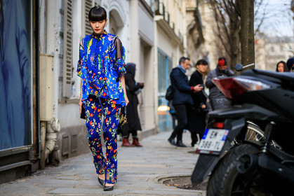 black bag, black shoes, blue pants, blue shirt, floral, flowers, graphic pants, leather bag, leather shoes, multicolor pants, multicolor shirt, printed pants, trousers, street style, jonathan paciullo, FW, frenchystyle, fashion week, PFW, PARIS, AUTUMN WINTER 2018-2019, FALL WINTER 2018-2019, FW 18-19, horizontal, atmosphere details, full length, kozue akimoto