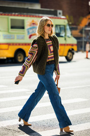 wideleg blue jeans, wideleg pants, kaki sleveless veste, knitted multicolor jumper, knits, knitwear, camel bottines, camel bucket bag, rayban sunglasses, 70S look, fashion week, frenchystyle, FW, jonathan paciullo, street style, NYFW, NEW YORK, AUTUMN WINTER 2022-2023, FALL WINTER 2022_2023, FW 22-23, vertical, full length