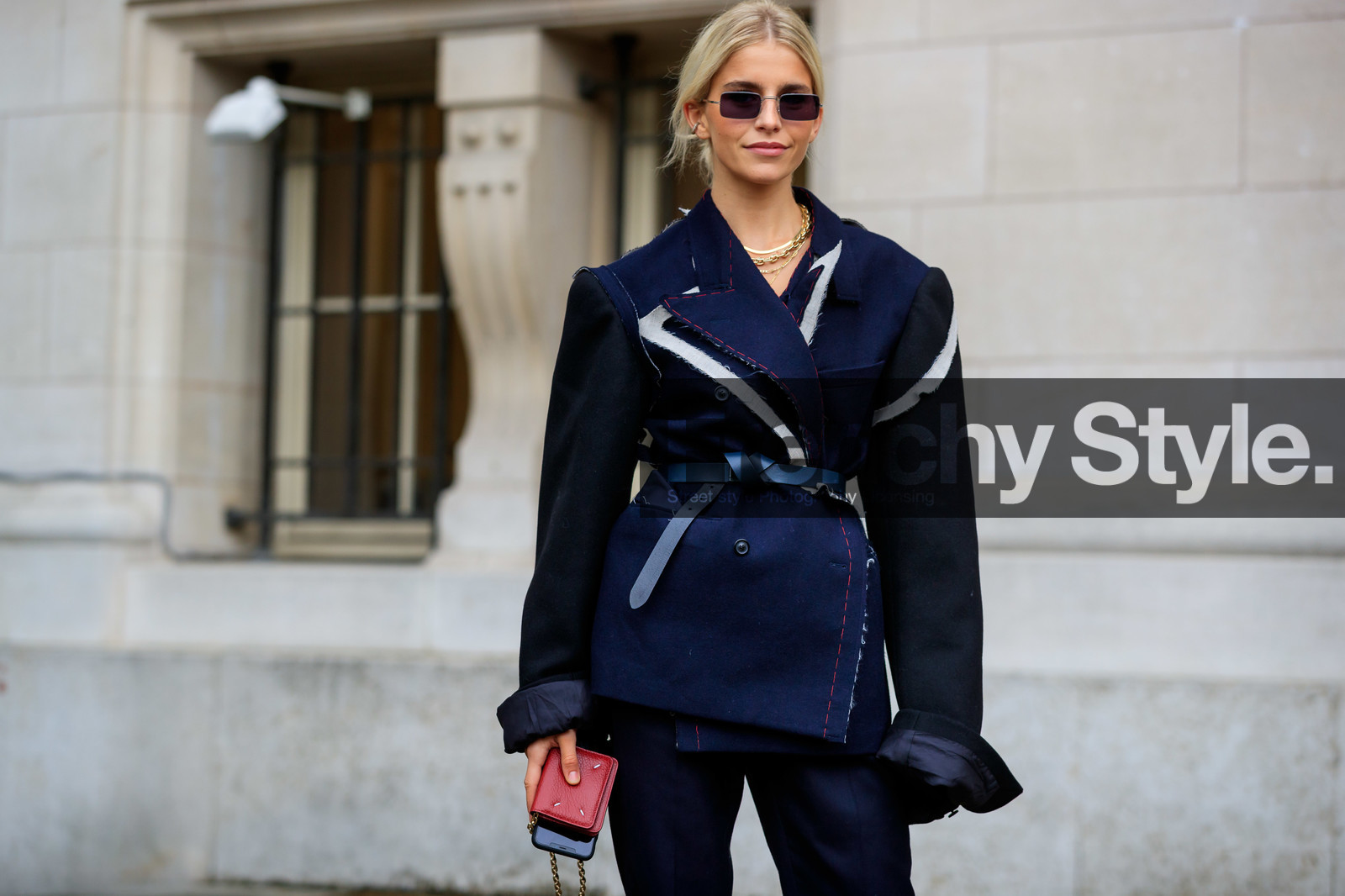 caro daur, margiela look, margiela jacket, margiela pants, margiela bag, margiela shoes, navy blue jacket, navy blue pants, navy blue leather belt, belted jacket, used jacket, red leather clutch, mini bag, square shape glasses, metalic frame sunglasses, black jacket, oversize jacket, fashion week, frenchystyle, FW, jonathan paciullo, street style, SPRING SUMMER 2020, SS 20, PFW, PARIS, horizontal, atmosphere details, detail