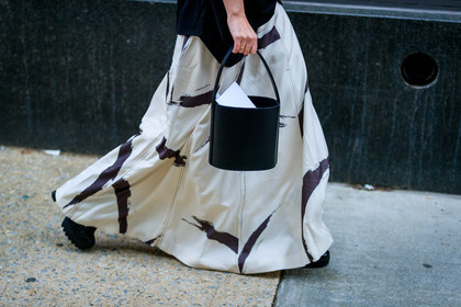 black bag, graphic dress, jacquemus, leather bag, long skirt, printed dress, printed skirt, white skirt, zimmerman, street style, jonathan paciullo, FW, frenchystyle, fashion week, NYFW, NEW YORK, AUTUMN WINTER 2018-2019, AW 18-19, FALL WINTER 2018-2019, FW 18-19, atmosphere details, horizontal, detail, kerry pieri