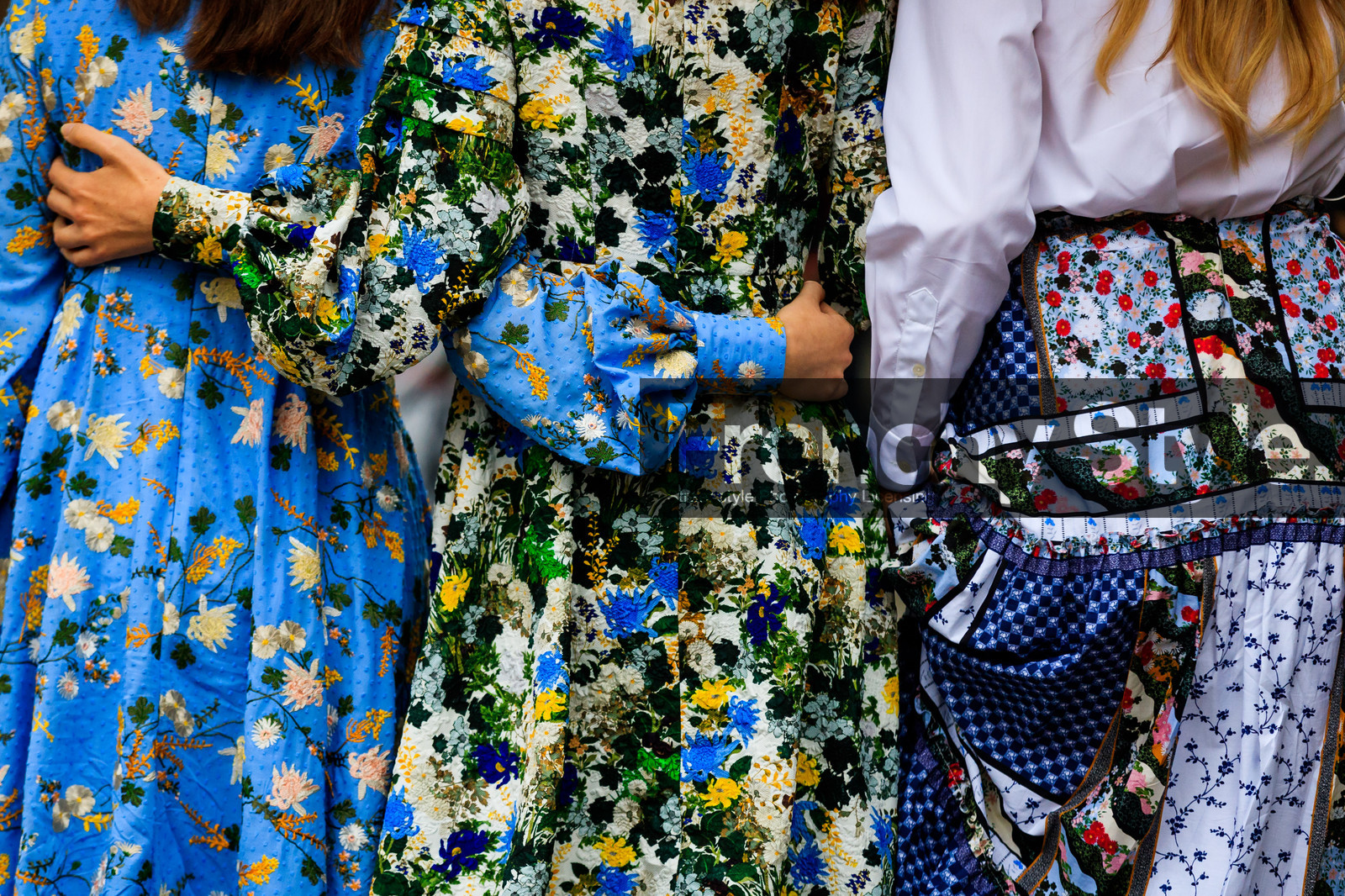 blue dress, floral, flowers, graphic dress, graphic skirt, printed dress, printed skirt, white shirt, street style, jonathan paciullo, FW, frenchystyle, fashion week, LFW, LONDON, AUTUMN WINTER 2018-2019, AW 18-19, FALL WINTER 2018-2019, FW 18-19, horizontal, atmosphere details, detail
