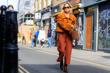 atmosphere details, brown bag, brown boots, brown pants, camel jacket, fashion week, frenchystyle, full length, FW, high heels, horizontal, jonathan paciullo, leather bag, leather shoes, LFW, LONDON, net shopper, SPRING SUMMER 2018, SS 18, street style, trousers