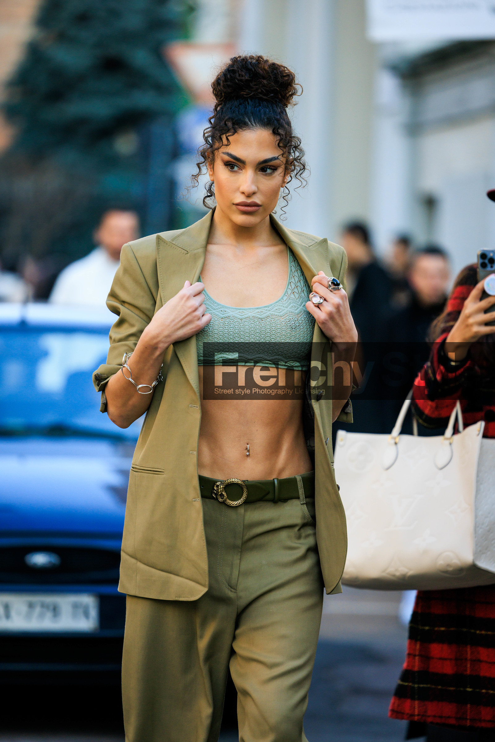 knitted bra, sport bra, green bra, green full look, olive green blazer, olive green pants, buckled belt, high bow, curly hair, fashion week, frenchystyle, FW, jonathan paciullo, street style, MFW, MILAN, FALL WINTER 2022_2023, AUTUMN WINTER 2022-2023, FW 22-23, vertical, atmosphere details