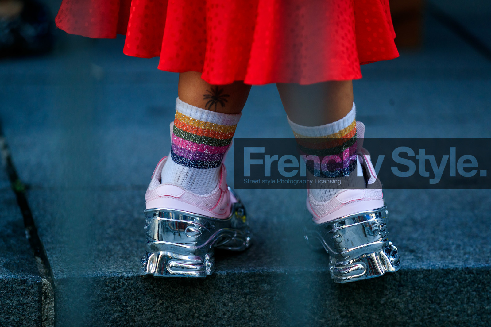legs detail, shoes detail, lurex socks, white socks, silvered sneakers, pink sneakers, sportswear socks, fashion week, frenchystyle, FW, jonathan paciullo, street style, SPRING SUMMER 2020, SS 20, PFW, PARIS, horizontal, atmosphere details, detail