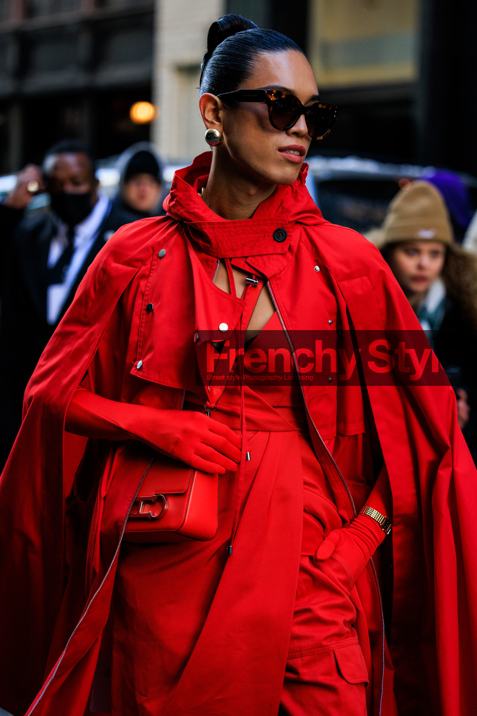 full red look, red carolina herrera, carolina herrera bag, crossbody bag, red cape, red gloves, dark sunglasses, golden studs, closeu, details, red dress, fashion week, frenchystyle, FW, jonathan paciullo, street style, NYFW, NEW YORK, AUTUMN WINTER 2022-2023, FALL WINTER 2022_2023, FW 22-23, vertical, atmosphere details