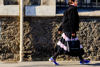 black bag, black jacket, black skirt, blue sneakers, comme des garçons, graphic skirt, leather bag, leather shoes, pleated skirt, printed skirt, tote bag, street style, jonathan paciullo, FW, frenchystyle, fashion week, PFW, PARIS, AUTUMN WINTER 2018-2019, FALL WINTER 2018-2019, FW 18-19, horizontal, atmosphere details