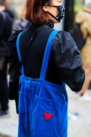 blue jumpsuit, black pullover, balloon sleeves, back details, covid face mask, fashion week, frenchystyle, FW, jonathan paciullo, street style, PFW, PARIS, SPRING SUMMER 2021, SS 21, vertical, atmosphere details, detail