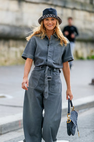 chloe lecareux, grey jumpsuit, grey bag, short sleeves jumpsuit, belted jumpsuit, button jumpsuits, flare jumpsuits, monogrammed bag, hand bag, black hat, monogrammed hat, dior bag, dior jumpsuit, dior hat, dior saddle bag, denim, denim jumpsuit, fashion week, frenchystyle, FW, jonathan paciullo, street style, PFW, PARIS, AUTUMN WINTER 2020-2021, FALL WINTER 2020-2021, FW 20-21, vertical, atmosphere details, detail