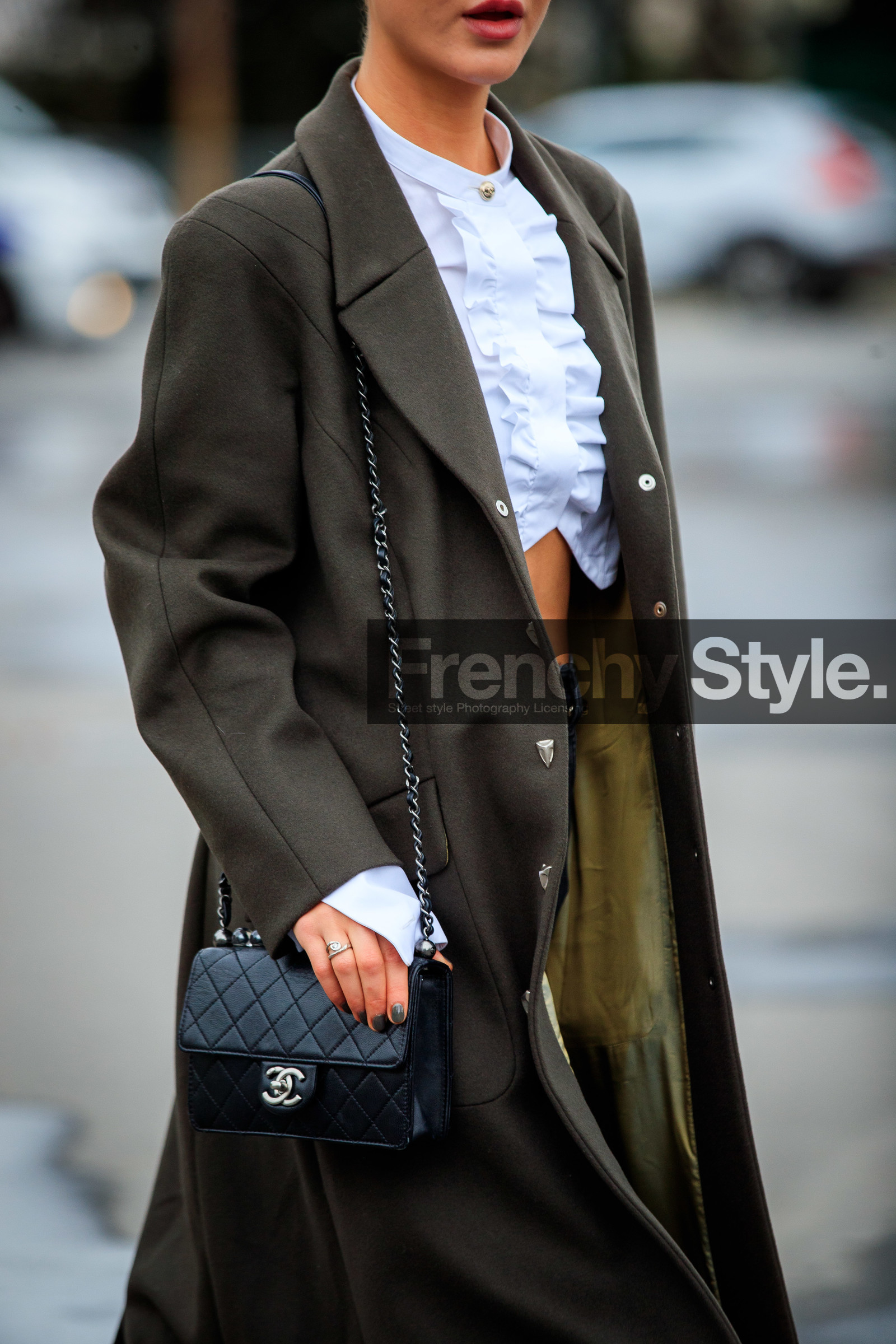 sophia roe, kaki coat, white shirt, cropped shirt, ruffle shirt, black leather bag, shoulder bag, quilted bag, chanel bag, chanel shirt, chanel coat, chanel total look, close up detail, bag detail, PARIS, PFW, fashion week, frenchystyle, FW, jonathan paciullo, street style, SPRING SUMMER 2021, SS 21, vertical, atmosphere details, detail