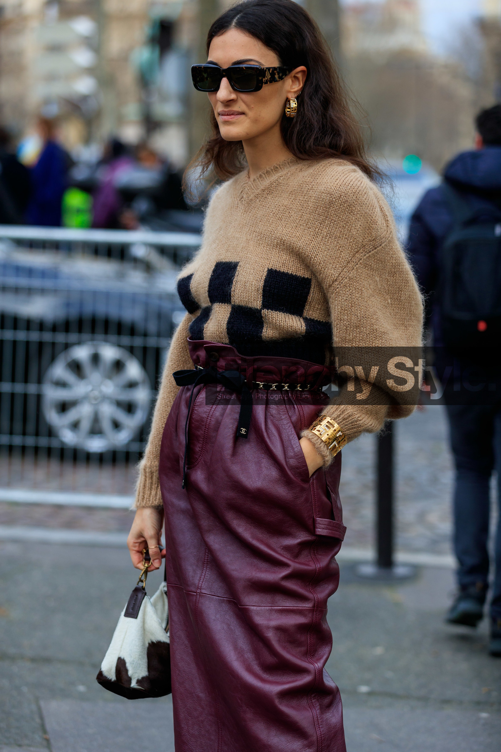 burgundy leather skirt, beige pullover, black pullover, checked pullover, golden earrings, golden bracelet, diamond bracelet, diamond earrings, hoop earrings, big bracelet, belted skirt, square shape glasses, scale sunglasses, black belt, chain belt, metalic belt, golden chain belt, chanel belt, fashion week, frenchystyle, FW, jonathan paciullo, street style, PFW, PARIS, vertical, atmosphere details, detail