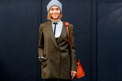blazer, green jacket, grey beanie, leather bag, orange bag, white knit, fashion week, frenchystyle, FW, jonathan paciullo, street style, LFW, LONDON, AUTUMN WINTER 2018-2019, AW 18-19, FALL WINTER 2018-2019, FW 18-19, horizontal, atmosphere details, detail, arizona muse, model