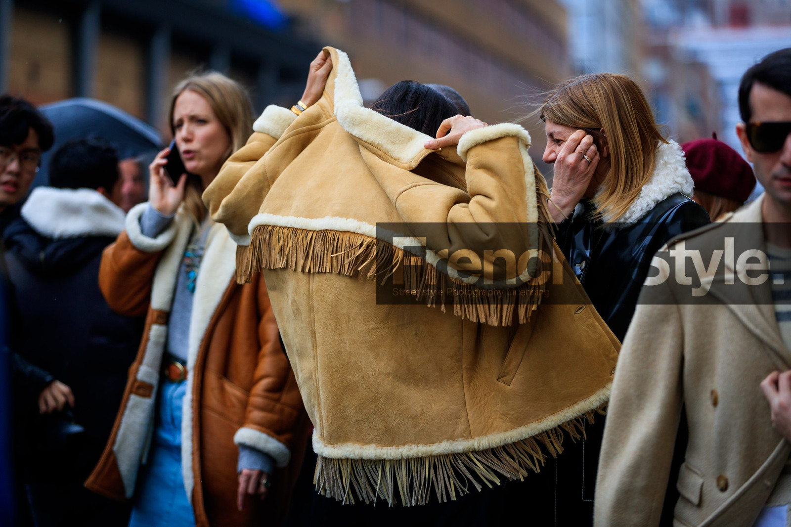 beige jacket, fringes, shearling, street style, jonathan paciullo, FW, frenchystyle, fashion week, NYFW, NEW YORK, AUTUMN WINTER 2018-2019, AW 18-19, FALL WINTER 2018-2019, FW 18-19, atmosphere details, horizontal, detail, Emmanuelle Alt