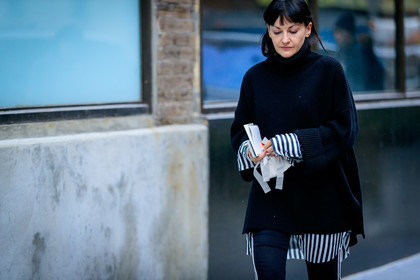 black pants, black sweater, black turtleneck, striped shirt, trousers, street style, jonathan paciullo, FW, frenchystyle, fashion week, NYFW, NEW YORK, AUTUMN WINTER 2018-2019, AW 18-19, FALL WINTER 2018-2019, FW 18-19, atmosphere details, horizontal, detail