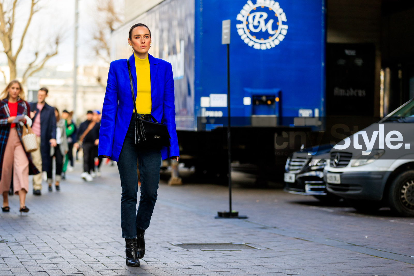 black bag, black shoes, blue denim, blue jacket, denim pants, high heels, jeans, leather bag, leather shoes, trousers, yellow sweater, street style, jonathan paciullo, FW, frenchystyle, fashion week, LFW, LONDON, AUTUMN WINTER 2018-2019, AW 18-19, FALL WINTER 2018-2019, FW 18-19, horizontal, atmosphere details, full length, flora macdonald johnston