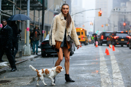 beige jacket, black bag, black shoes, brown bag, camel jacket, leather bag, leather shoes, mary leest, shearling, street style, jonathan paciullo, frenchystyle, NYFW, NEW YORK, AUTUMN WINTER 2019-2020, AW 19-20, FALL WINTER 2019-2020, FW 19-20, FW, fashion week, atmosphere details, horizontal, full length