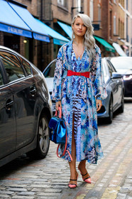 blue bag, blue dress, graphic dress, high heels, leather bag, leather shoes, pink shoes, printed dress, red belt, street style, jonathan paciullo, FW, frenchystyle, fashion week, LFW, LONDON, AUTUMN WINTER 2018-2019, AW 18-19, FALL WINTER 2018-2019, FW 18-19, vertical, full length