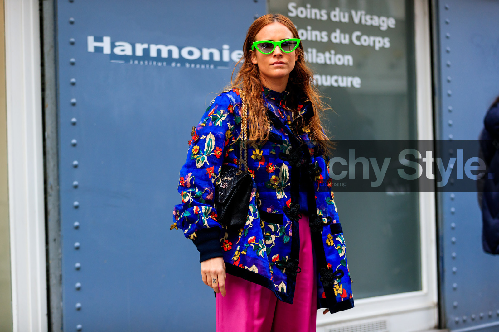 black bag, blue jacket, floral, flowers, fun sunglasses, graphic jacket, leather bag, pink pants, printed jacket, sunglasses, trousers, street style, jonathan paciullo, FW, frenchystyle, fashion week, PFW, PARIS, AUTUMN WINTER 2018-2019, FALL WINTER 2018-2019, FW 18-19, horizontal, atmosphere details, blanca miro scrimieri