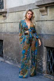 long sleeves top, cropped top, knotted top, low necked top, belted pants, floral printed pants, floral printed top, loose pants, blue pants, blue top, lurex pants, lurex top, tie and dye pants, tie and dye top, fashion week, frenchystyle, FW, jonathan paciullo, street style, vertical, full length, MFW, MILAN, SPRING SUMMER 2020, SS 20