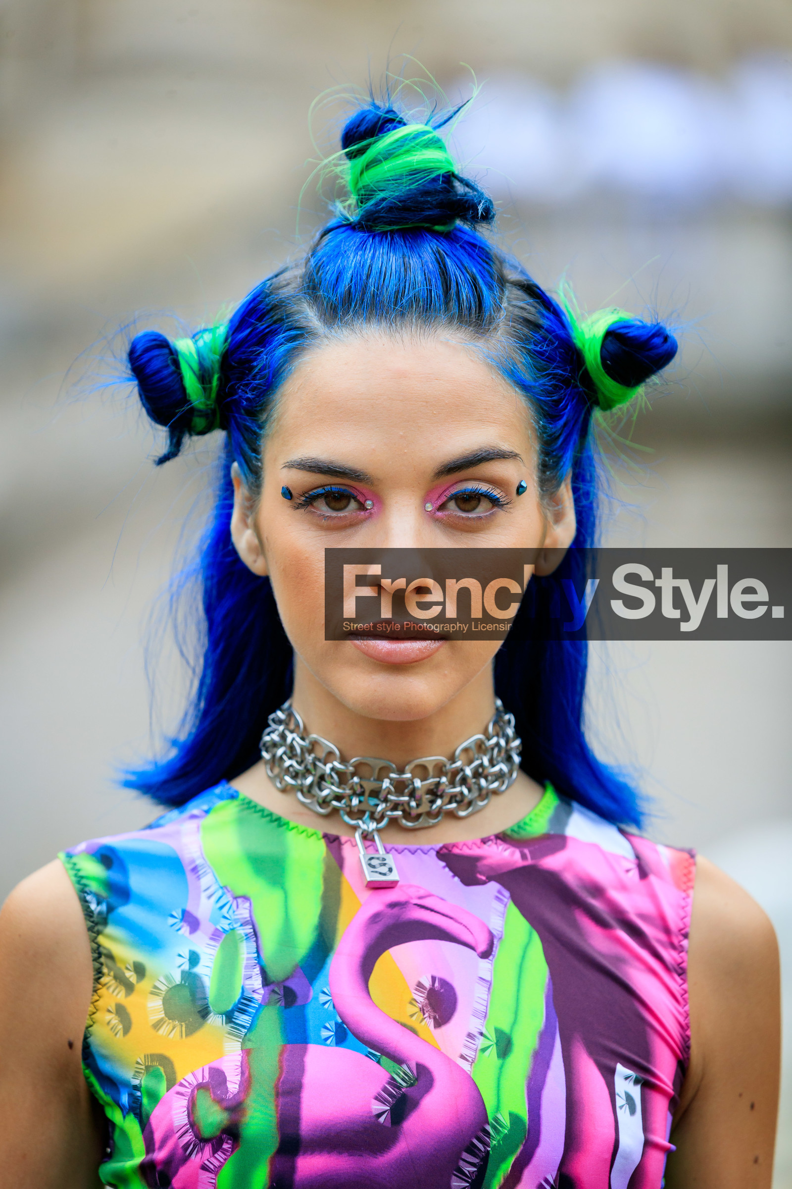 sita abellan, sleeveless dress, multicolor dress, pink dress, green dress, blue dress, blue hair, green hair, bun, silver necklace, silvered necklace, multi necklace, big chain necklace, close up detail, hair details, make up, make up details, blue eyeshadows, pink eyeshadows, strassed make up, margiela dress, fashion week, frenchystyle, FW, jonathan paciullo, street style, SPRING SUMMER 2020, SS 20, PFW, PARIS, vertical, atmosphere details, detail