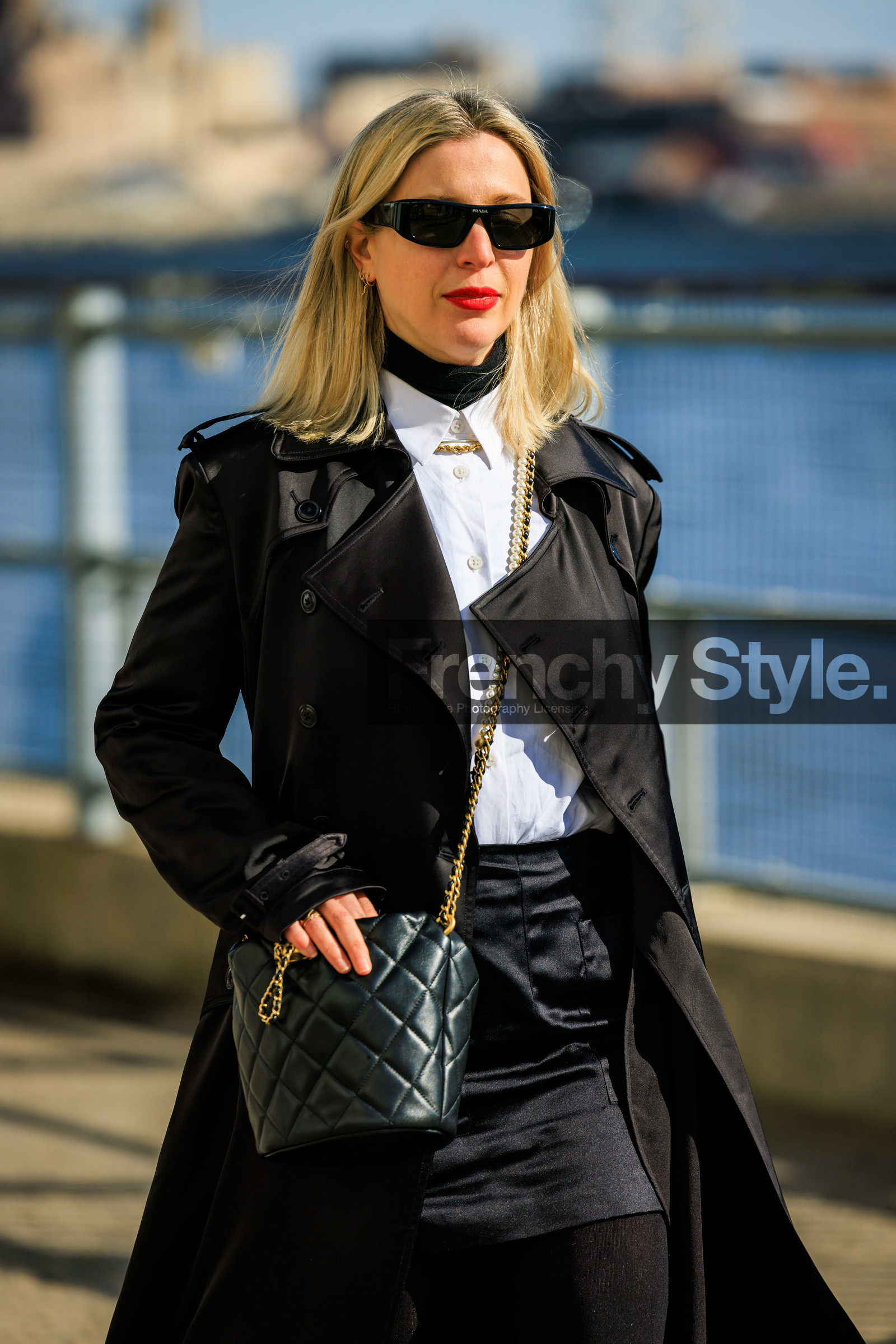 chanel crossbody, chanel bag, bucket bag, chanel bucket bag, black sunglasses, black full look, white shirt, black long trench, satin trench coat, mini skirt, black skirt, black handbag, fashion week, frenchystyle, FW, jonathan paciullo, street style, NYFW, NEW YORK, AUTUMN WINTER 2022-2023, FALL WINTER 2022_2023, FW 22-23, vertical, atmosphere details