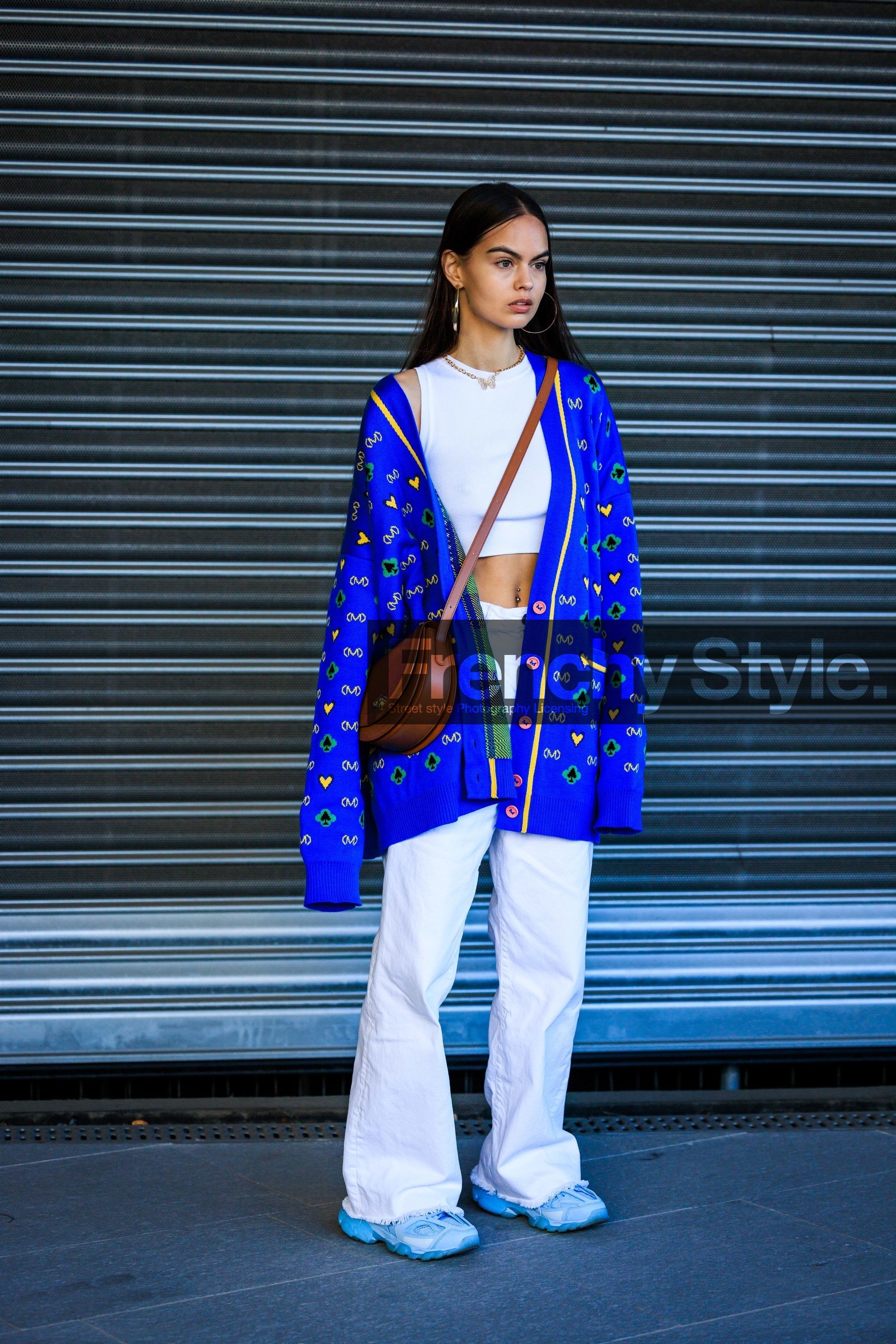 blue cardigan, long cardigan, knitted cardigan, tank top, white top, big loop earrings, blue, butterfly necklace, white trousers, white pants, printed cardigan, crossbody bag, brown crossbody, leather bag, fashion week, frenchystyle, FW, jonathan paciullo, street style, vertical, full length
