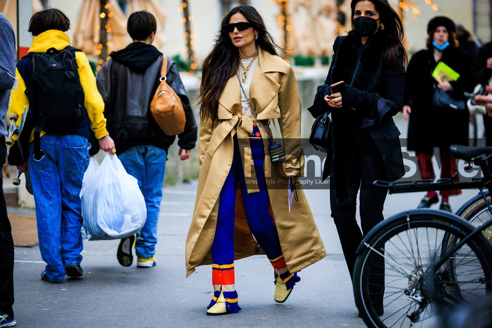 silk trench, beige trench, golden necklace, white tshirt, crossbody bag, multicolor, full black look, pastel yellow shoes, bag, black sunglasses, blue trousers, multicolor pants, fashion week, frenchystyle, FW, jonathan paciullo, street style, PFW, PARIS, menswear, FALL WINTER 2022-2023, AUTUMN WINTER 2022-2023, FW 22-23, full length, horizontal