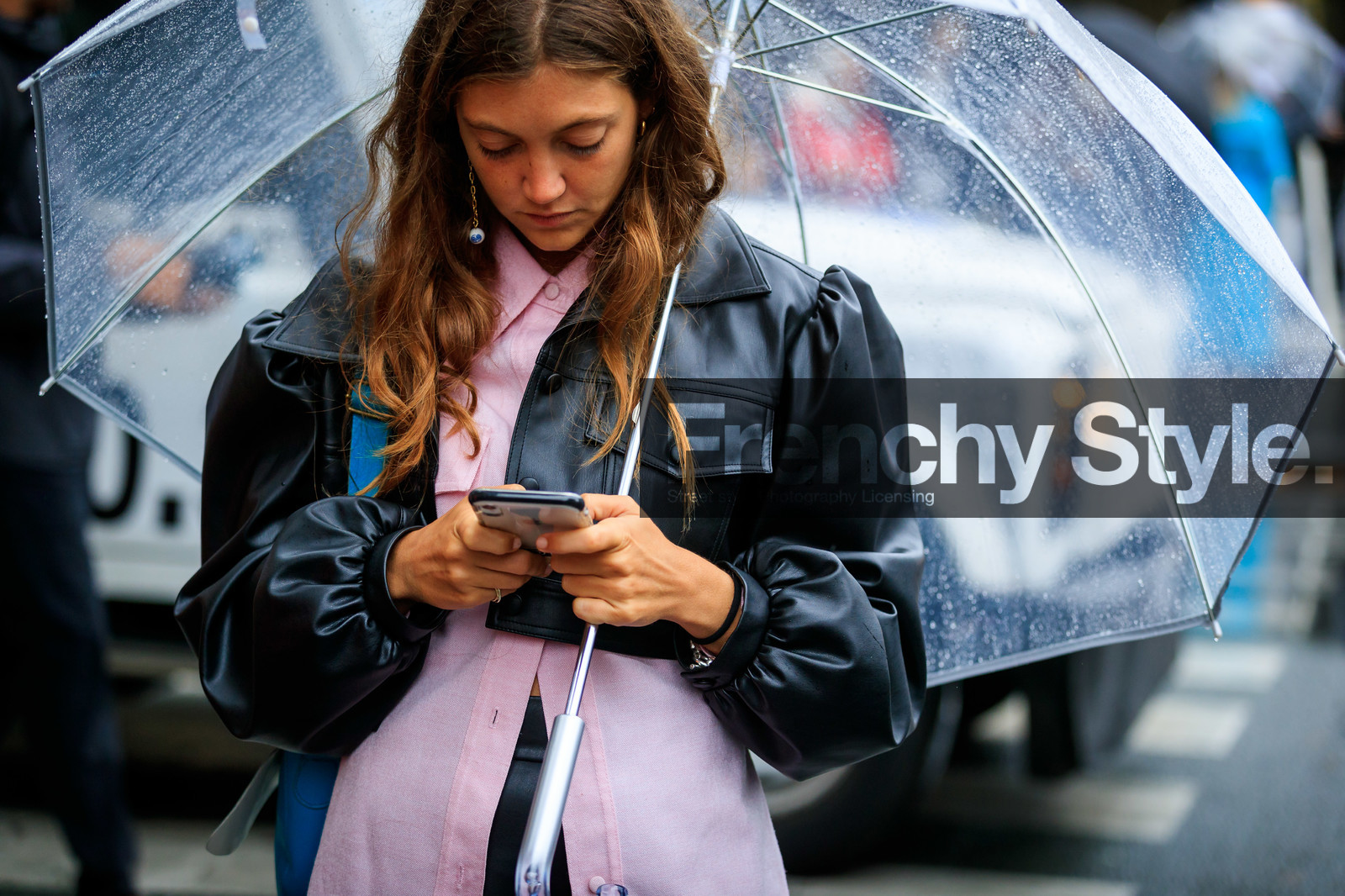 close up detail, black leather jacket, balloon sleeves, light pink shirt, cropped jacket, dangling earrings, pearl earrings, chain earrings, fashion week, frenchystyle, FW, jonathan paciullo, street style, SPRING SUMMER 2020, SS 20, PFW, PARIS, horizontal, atmosphere details, detail