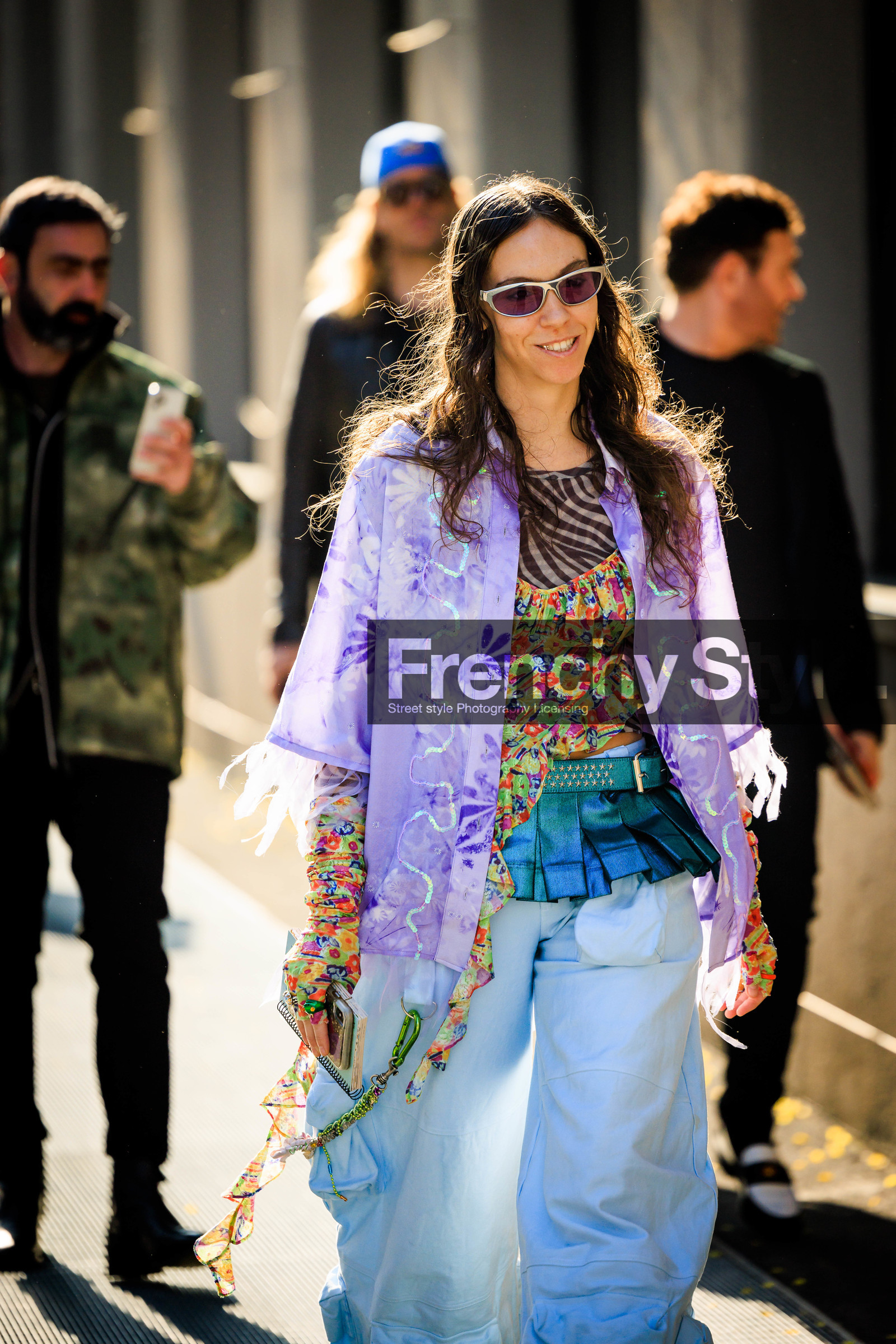 multicolor look, collina strada, purple shirt, printed shirt, multicolor tank top, printed tank top, printed second skin, brown second skir, silver sunglasses, cargo pants, baggy pants, blue trousers, blue belt, studs belt, pleated belt, multicolor mittens, flowers mittens, street style, jonathan paciullo, FW, frenchystyle, fashion week, MFW, MILAN, FALL WINTER 2022_2023, AUTUMN WINTER 2022-2023, FW 22-23, vertical, atmosphere details