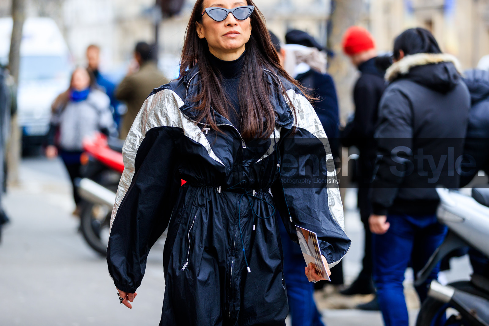 black and white, black coat, black turtleneck, graphic jacket, printed jacket, rain coat, sunglasses, street style, jonathan paciullo, FW, frenchystyle, fashion week, PFW, PARIS, AUTUMN WINTER 2018-2019, FALL WINTER 2018-2019, FW 18-19, horizontal, atmosphere details, elizabeth von der goltz