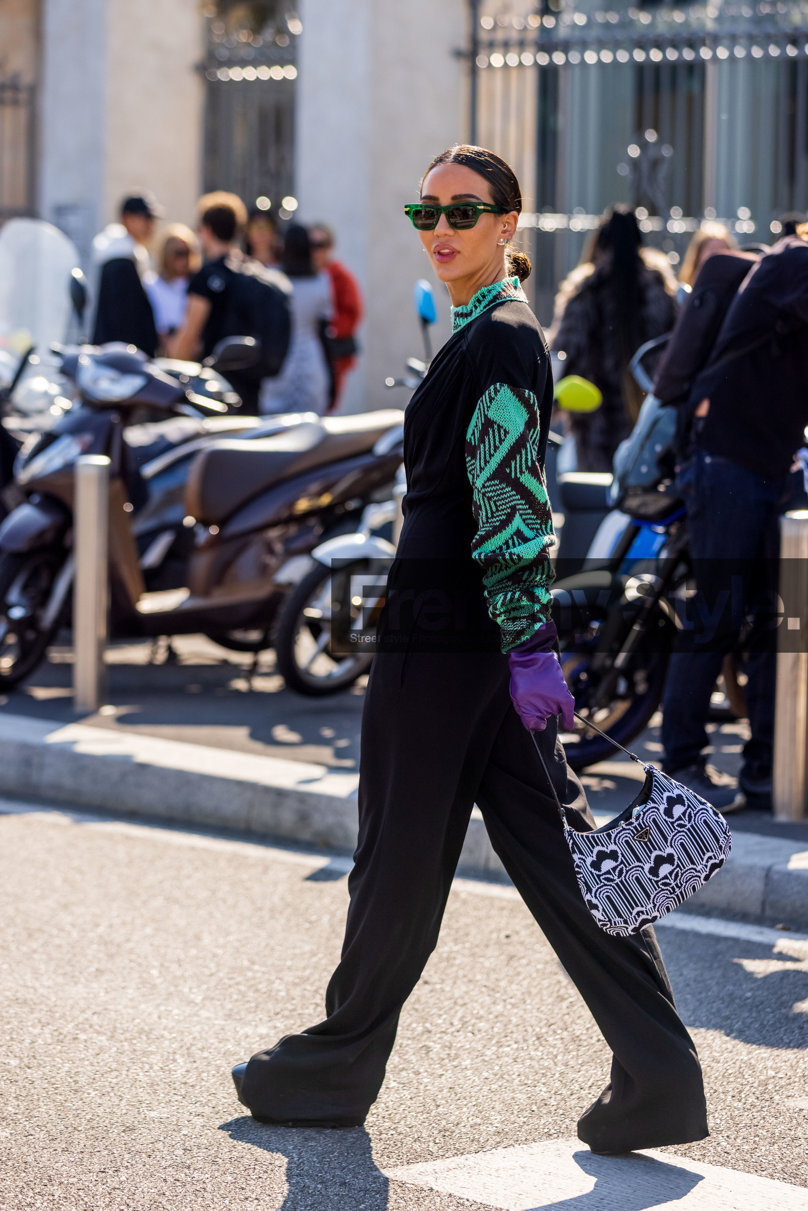 bicolor bag, color, glooves, prada glooves, prada look, printed bag, printed top, purple glooves, Tamara Kalinic, sunglasses, fluid jumpsuit, black jumpsuit, jumpsuit, fashion week, frenchystyle, FW, jonathan paciullo, street style, SPRING SUMMER 2022, SS 22, MFW, MILAN, vertical, full length