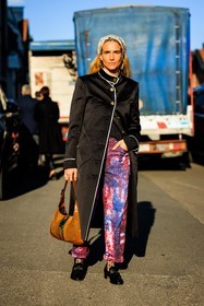 gucci, head scarf, black trench, gucci trench coat, brown handbag, gucci handbag, multicolor pants, printed pants, black shoes, leather shoes, gucci mocassins, black tights, fishnet tights, blanca miro scrimieri, street style, jonathan paciullo, FW, frenchystyle, fashion week, MFW, MILAN, FALL WINTER 2022_2023, AUTUMN WINTER 2022-2023, FW 22-23, vertical, full length