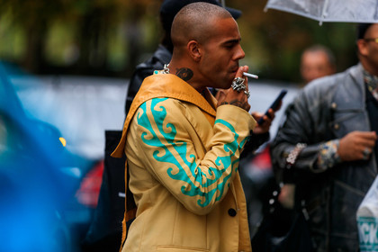 close up detail, silvered ring, big ring, multi rings, light yellow jacket, printed jacket, light green jacket, fashion week, frenchystyle, FW, jonathan paciullo, street style, SPRING SUMMER 2020, SS 20, PFW, PARIS, horizontal, atmosphere details, detail