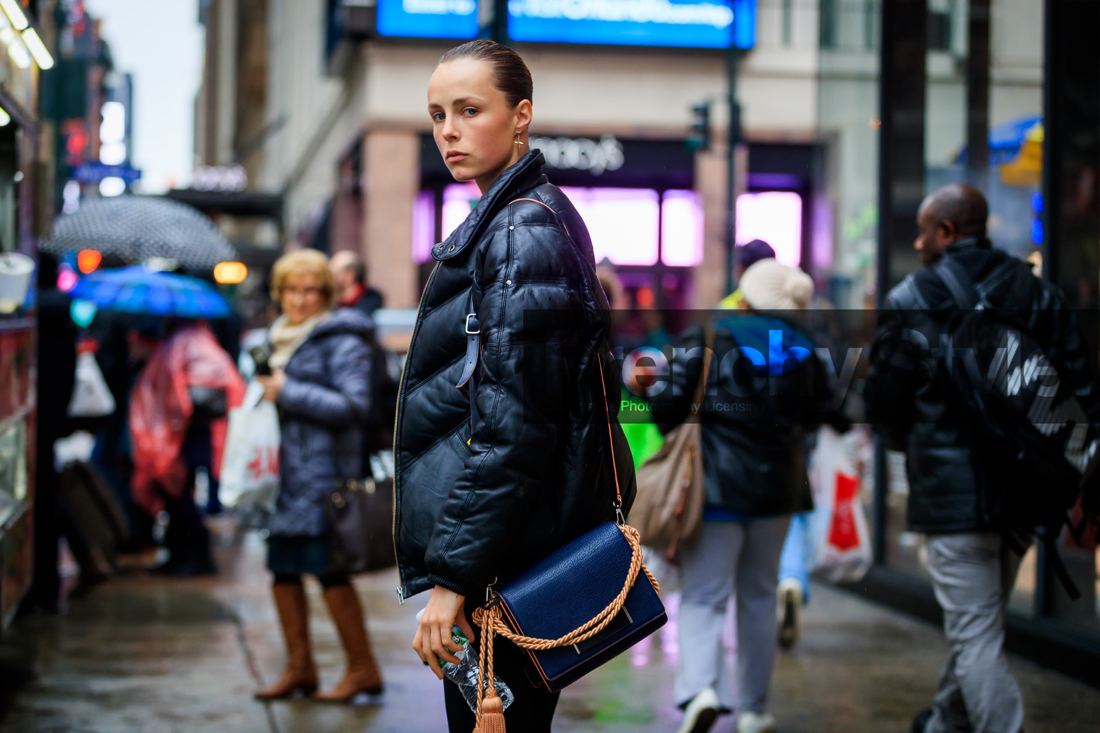 black bag, black jacket, blue bag, down jacket, leather bag, pulled back hair, wet hair, street style, jonathan paciullo, FW, frenchystyle, fashion week, NYFW, NEW YORK, AUTUMN WINTER 2018-2019, AW 18-19, FALL WINTER 2018-2019, FW 18-19, atmosphere details, horizontal, detail, model, edie campbell