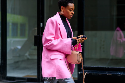adidas, atmosphere details, AUTUMN WINTER 2017-2018, AW 17-18, beige bag, black top, blazer, chloe, detail, donna wallace, FALL WINTER 2017-2018, fashion week, frenchystyle, FW, FW 17-18, golden details, grey pants, horizontal, jonathan paciullo, leather bag, LFW, LONDON, pink jacket, street style, trousers