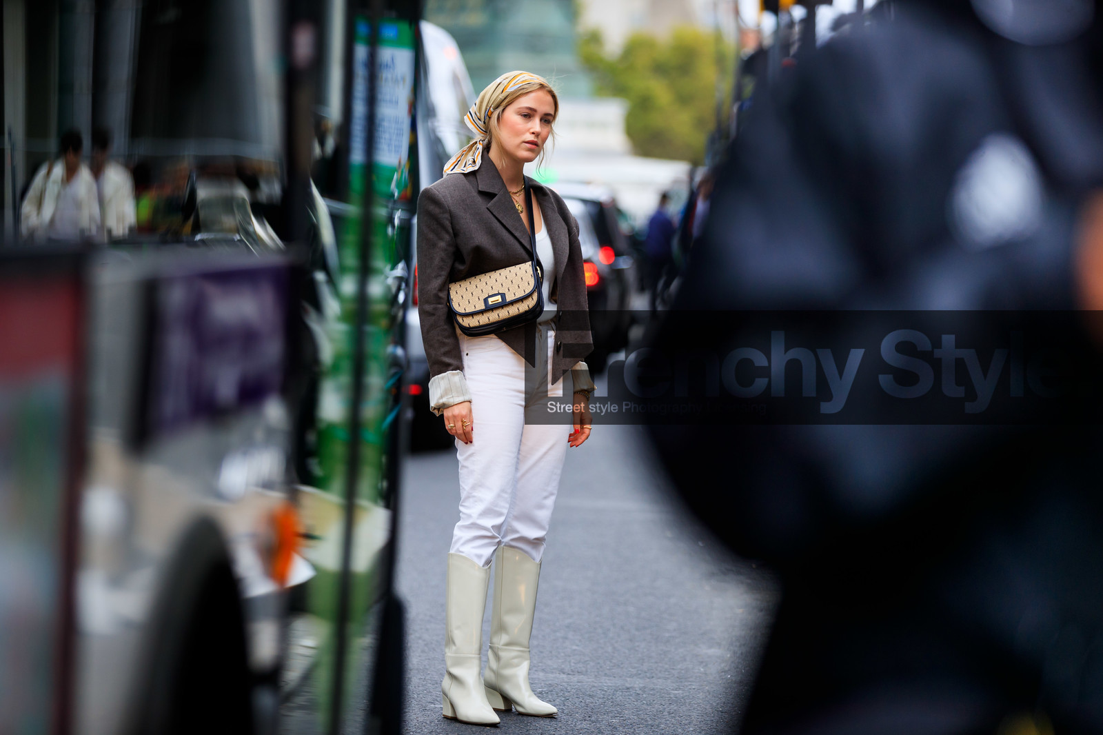 Annabel Rosendahl, beige jacket, cropped jacket, white t-shirt, white jeans, white leather boots, high boots, saint laurent bag, crossbody bag, monogrammed bag, light beige bag, hair scarf, silk scarf, golden necklace, multi necklace, tight jeans, fashion week, frenchystyle, FW, jonathan paciullo, street style, SPRING SUMMER 2020, SS 20, PFW, PARIS, horizontal, atmosphere details, full length