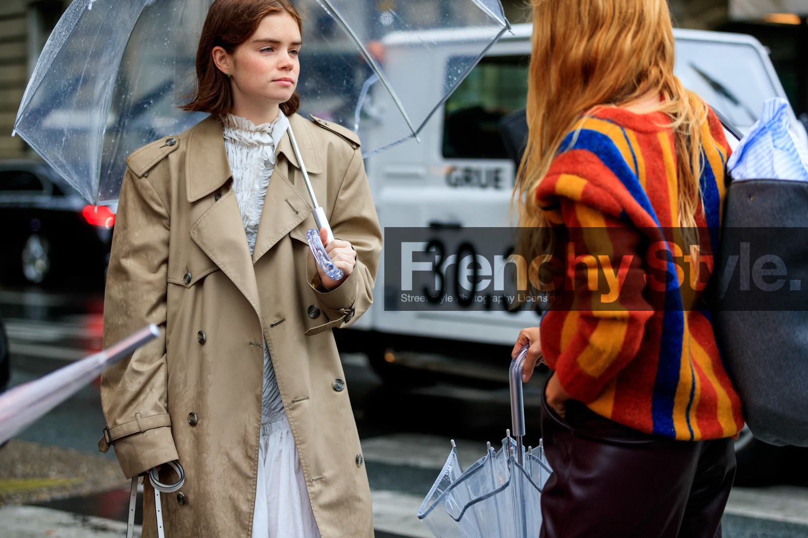 molly and reese blustein, beige trench coat, white dress, high collar dress, pleated dress, drape dress, fashion week, frenchystyle, FW, jonathan paciullo, street style, SPRING SUMMER 2020, SS 20, PFW, PARIS, horizontal, atmosphere details, detail
