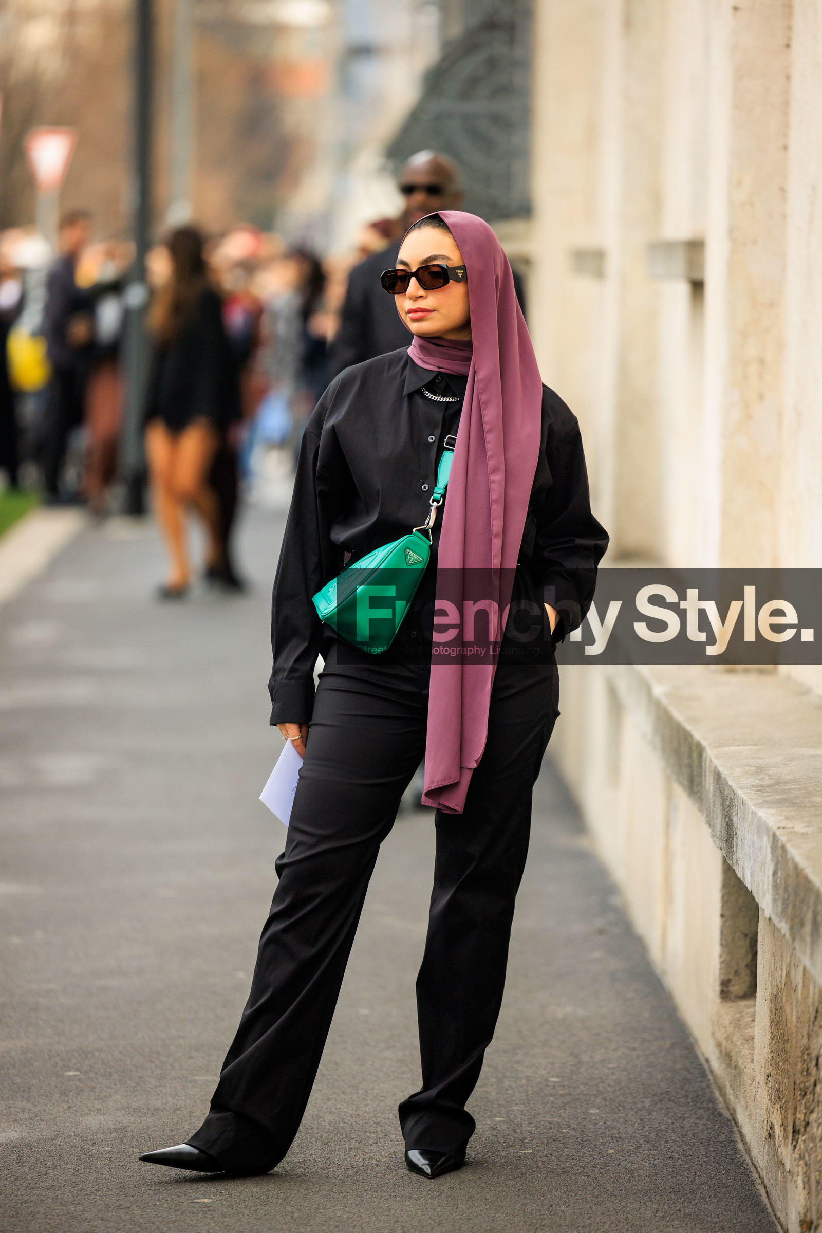 purple head scarf, prada sunglasses, full black look, prada handbag, green crossbody bag, black shoes, prada shoes, prada, street style, jonathan paciullo, FW, frenchystyle, fashion week, MFW, MILAN, FALL WINTER 2022_2023, AUTUMN WINTER 2022-2023, FW 22-23, vertical, full length