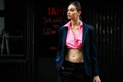 pink cropped top, pink top, black blaze, black trousers, model, street style, jonathan paciullo, FW, frenchystyle, fashion week, AUTUMN WINTER 2022-2023, FALL WINTER 2022_2023, FW 22-23, PFW, PARIS, horizontal, atmosphere details, detail