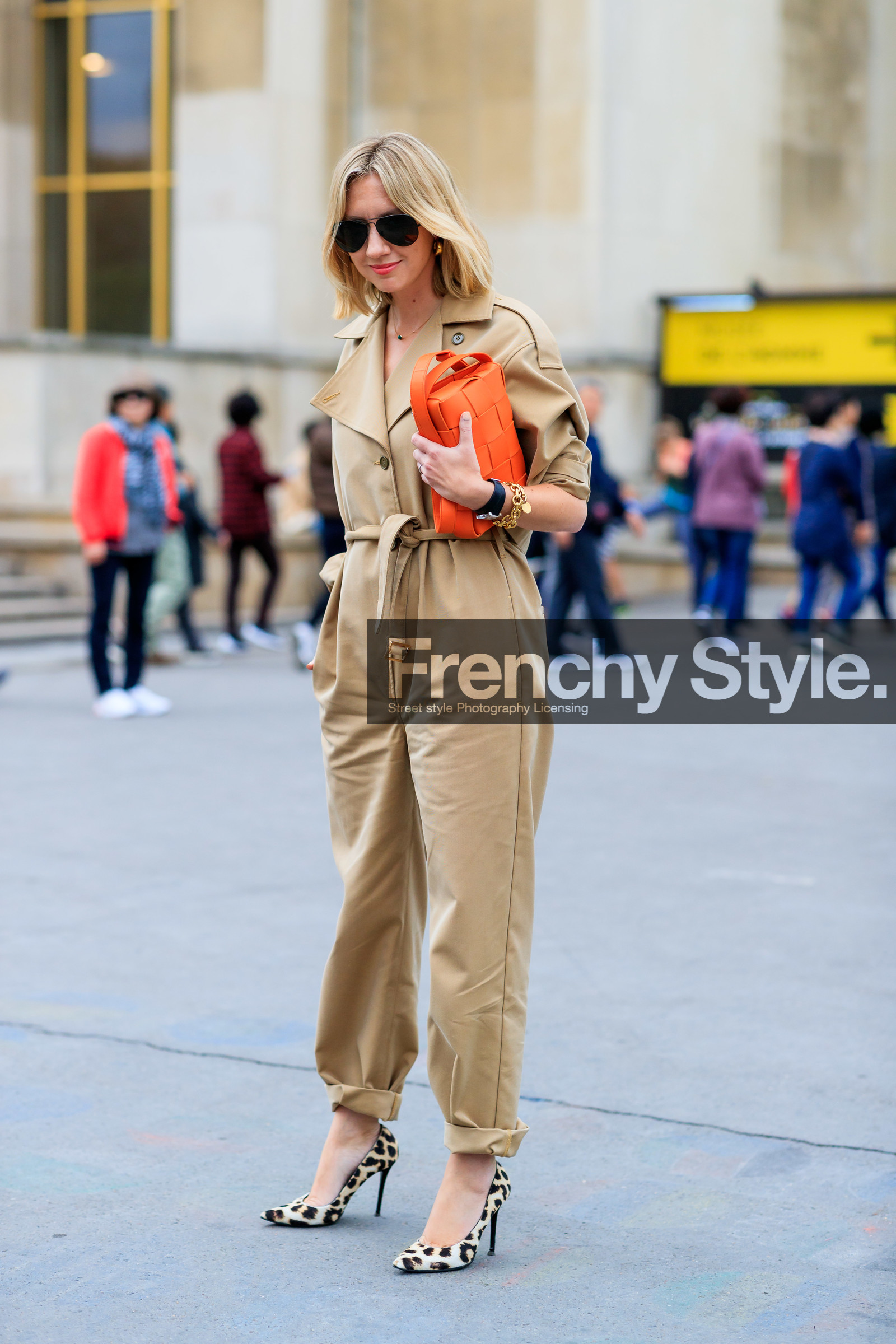 lisa aiken, beige jumpsuit, belted jumpsuit, long sleeves jumpsuit, orange leather bag, plaited bag, plaited leather bag, bottega veneta bag, black sunglasses, aviator sunglasses, hermes watch, big chain bracelet, golden bracelet, high heels shoes, fur shoes, leopard printed shoes, fashion week, frenchystyle, FW, jonathan paciullo, street style, SPRING SUMMER 2020, SS 20, PFW, PARIS, vertical, full length