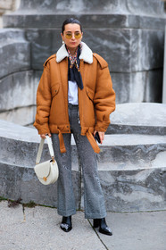 julia comil, camel leather coat, camel leather bombers, camel leather jacket, fur bombers, fur coat, fur collar coat, fur collar jacket, fur detail, grey pants, black scarf, printed scarf, multicolor scarf, geometrical printed scarf, white leather bag, hand bag, metalic frame sunglasses, yellow sunglasses, pearl earrings, golden earrings, fashion week, frenchystyle, FW, jonathan paciullo, street style, PFW, PARIS, SPRING SUMMER 2021, SS 21, vertical, full length