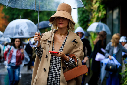viktoria rader, beige hat, beige coat, beige duffle coat, sleeveless coat, the sant bag, camel leather bag, square shape bag, box bag, hand bag, houndstooth printed dress, black dress, white dress, low necked dress, long sleeves dress, mini dress, golden necklace, chain necklace, golden watch, close up detail, button dress, fashion week, frenchystyle, FW, jonathan paciullo, street style, SPRING SUMMER 2020, SS 20, PFW, PARIS, horizontal, atmosphere details, detail