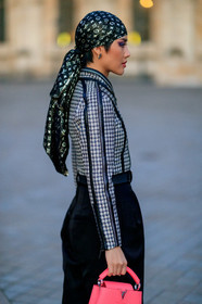 hair scarf, black scarf, black jacket, black bermuda shorts, black leather belt, golden scarf, monogrammed scarf, houndstooth printed jacket, white jacket, pink leather bag, hand bag, back details, louis vuitton bag, louis vuitton jacket, louis vuitton belt, louis vuitton scarf, fashion week, frenchystyle, FW, jonathan paciullo, street style, PFW, PARIS, vertical, atmosphere details, detail