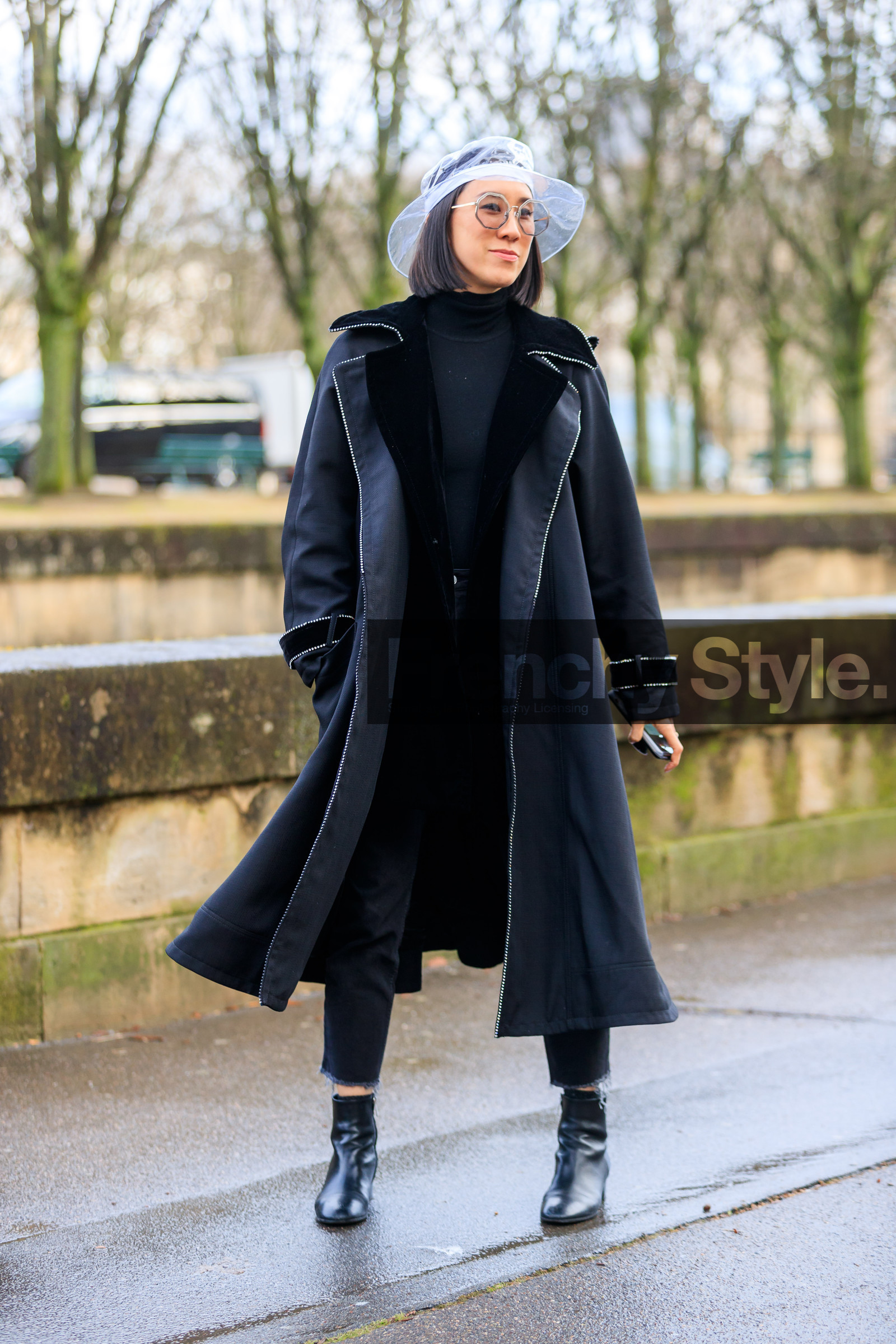 black coat, black denim, black shoes, black turtleneck, denim pants, jeans, leather shoes, tone on tone, total look black, transparent hat, trousers, street style, jonathan paciullo, FW, frenchystyle, fashion week, PFW, PARIS, AUTUMN WINTER 2018-2019, FALL WINTER 2018-2019, FW 18-19, vertical, full length, eva chen