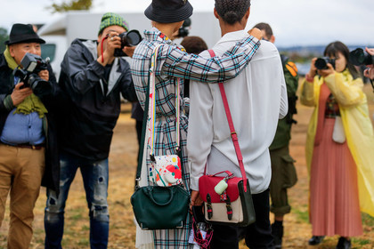 model, back details, bag detail, checked trench coat, blue trench coat, beige trench coat, green leather bag, white leather bag, spots printed bag, black hat, white shirt, fashion week, frenchystyle, FW, jonathan paciullo, street style, SPRING SUMMER 2020, SS 20, PFW, PARIS, horizontal, atmosphere details, detail