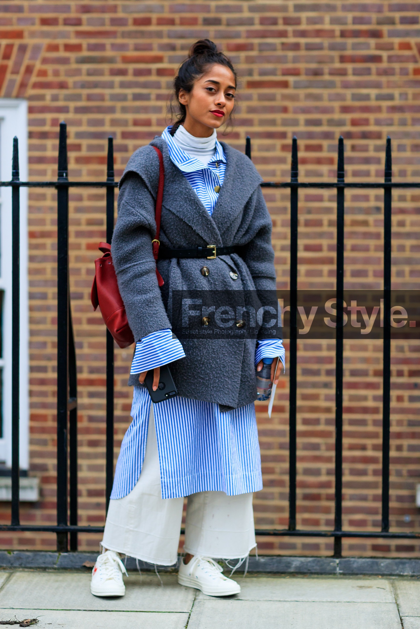 black belt, blue shirt, grey jacket, leather bag, leather belt, leather shoes, red bag, red lips, striped shirt, trousers, white pants, white sneakers, street style, jonathan paciullo, FW, frenchystyle, fashion week, LFW, LONDON, AUTUMN WINTER 2018-2019, AW 18-19, FALL WINTER 2018-2019, FW 18-19, vertical, full length