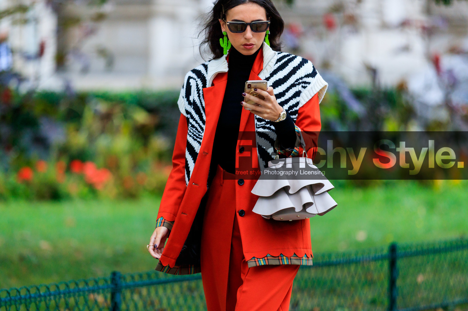 red jacket, red pants, white cardigan, jacquard cardigan, sleeveless cardigan, black cardigan, white leather bag, ruffle bag, green earrings, pearl earrings, fashion week, frenchystyle, FW, jonathan paciullo, street style, SPRING SUMMER 2020, SS 20, PFW, PARIS, horizontal, atmosphere details, detail