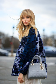 dior total look, dior jacket, dior dress, dior bag, shoulder bag, navy blue jacket, embroidered jacket, military printed jacket, used jacket, grey bag, lady dior bag, white dress, lace dress, fashion week, frenchystyle, FW, jonathan paciullo, street style, PFW, PARIS, AUTUMN WINTER 2020-2021, FALL WINTER 2020-2021, FW 20-21, vertical, atmosphere details, detail